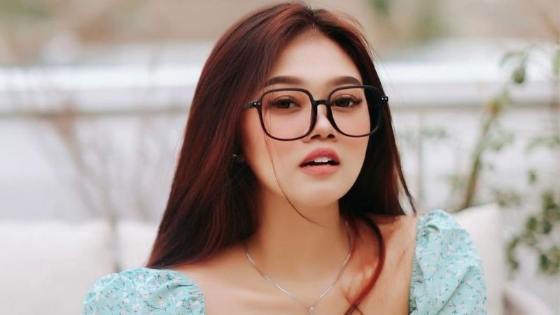 Olivia Noor Tampil Seksi Pakai Baju Renang Biru
