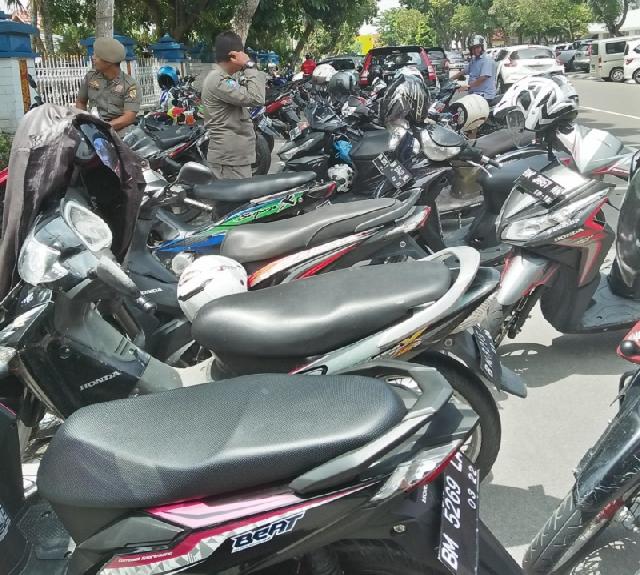 Kasih Papa Tak Ada Sanksi, Pegawai Tetap Membandel Bawa Kendaraan