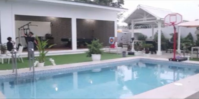 Potret Rumah Mewah Umi Pipik, Ada Tempat Latihan Memanah