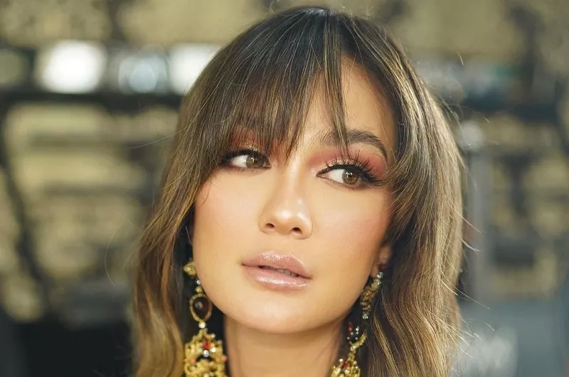 Luna Maya Pakai Bikini Bikin Salfok, Intip Liburannya di Lombok