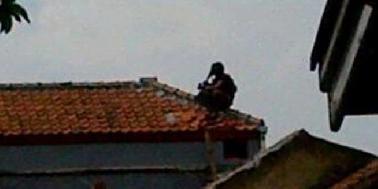 Densus 88 dan Teroris Baku Tembak di Bandung