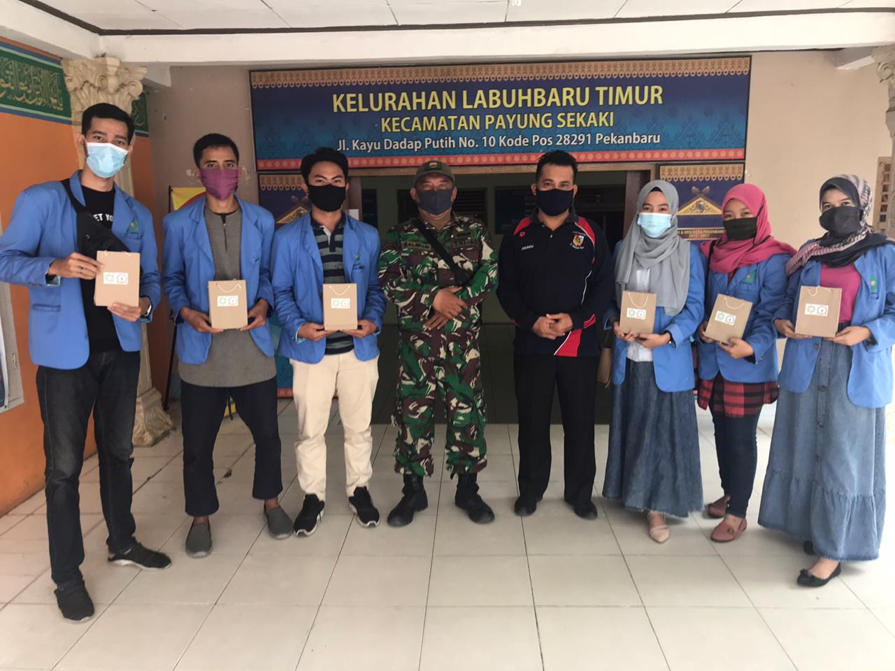 Mahasiswa KKN UIN Suska Riau Bagikan Healthy Pack Kepada Warga