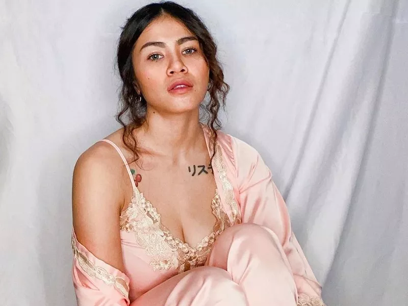 Lima Gaya 'Stay at Home' Kartika Wijaksana Istri Uus