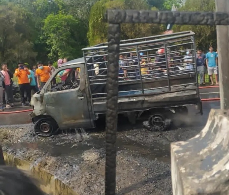 Mobil Pengangkut Solar Proyek Tol Terbakar di Muara Uwai Kampar