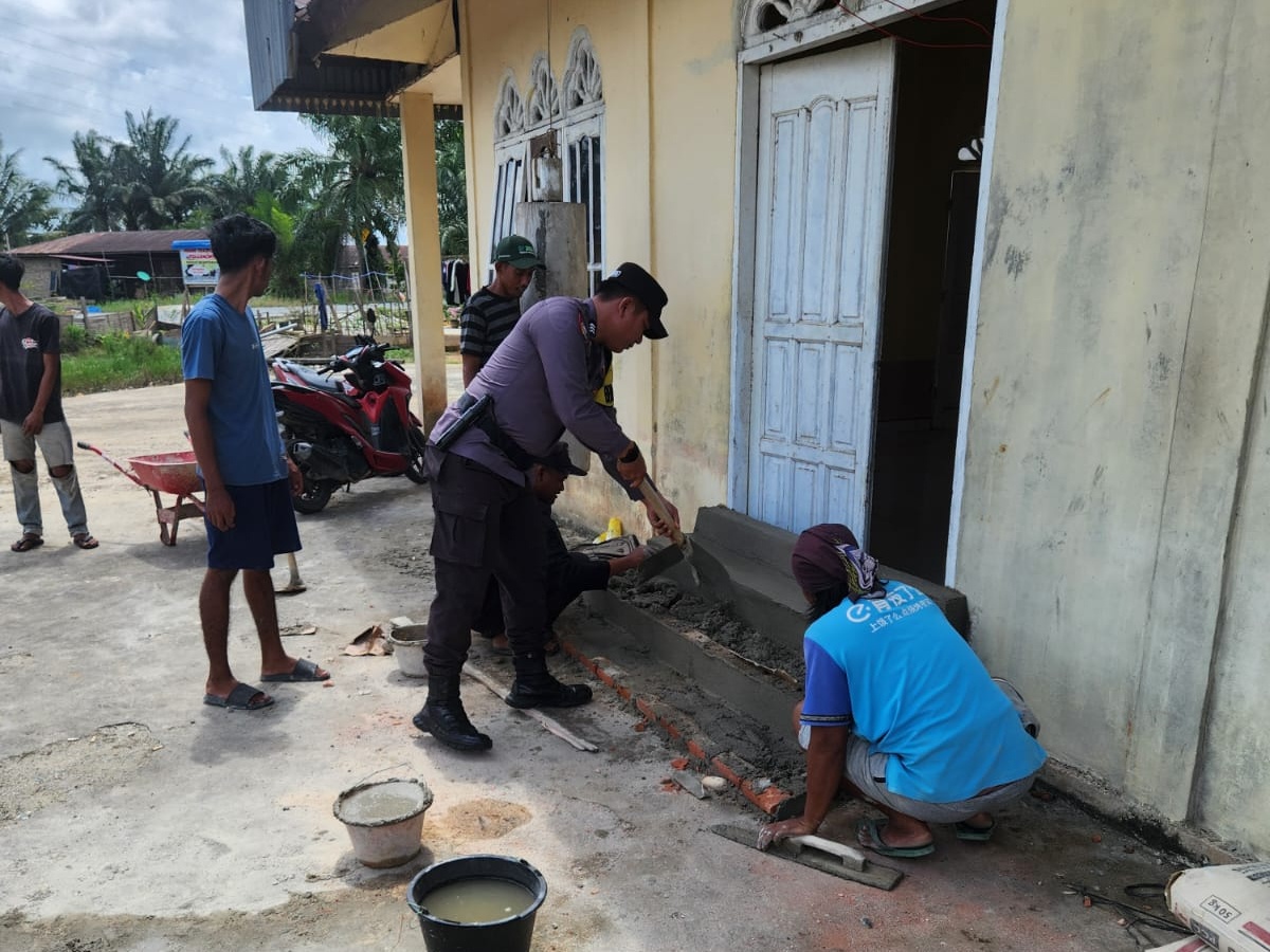 Sambut Ramadhan, Polsek Rimba Melintang dan Warga Bersihkan Musala Al Muttaqin