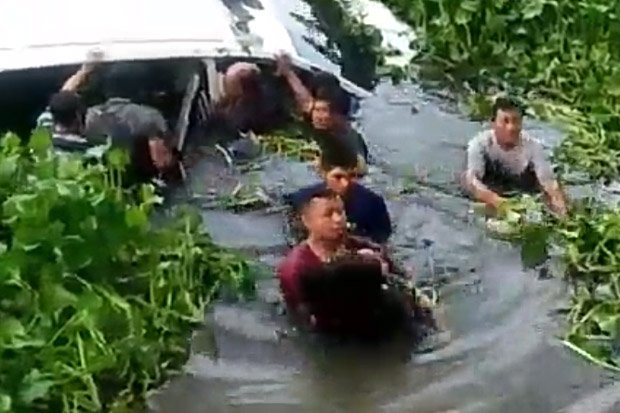 Viral! Aksi Heroik Warga Selamatkan Para Gadis Penumpang Mobil yang Masuk ke Rawa