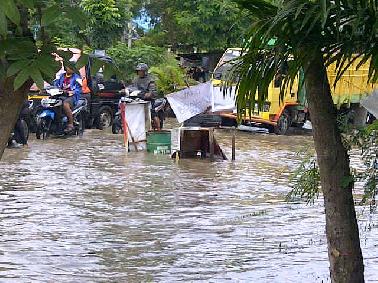 Meski Ditentang Pengerukan Gorong-Gorong tetap di Lakukan