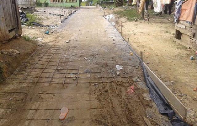 Ditinggal Kontraktor, Semenisasi Jalan di Daerah ini Terbengkalai