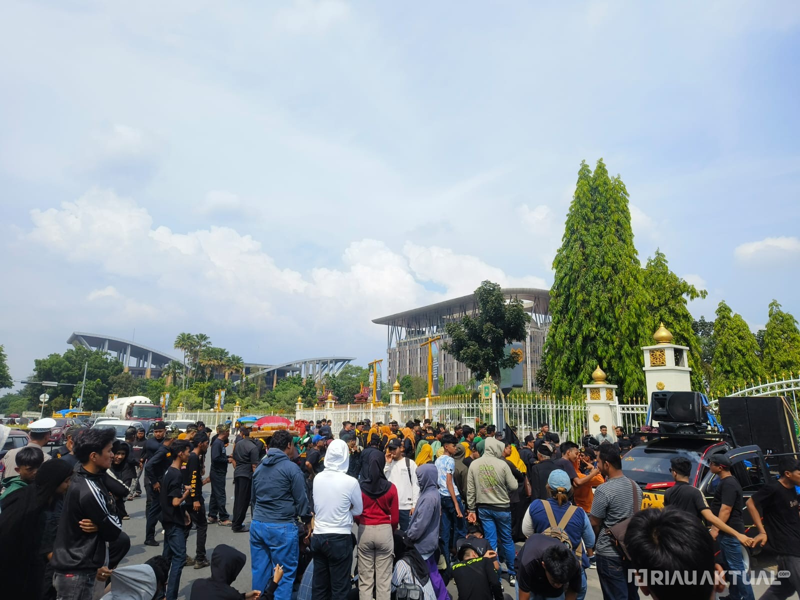 Dukungan Satgas PKH Relokasi TNTN Makin Mengalir, Ribuan Massa Gelar Aksi di Kantor Gubernur