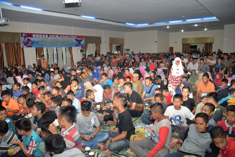 Warga dan TNI AU Nobar G30S PKI Penuhi Gedung Serbaguna Lanud Rsn Pekanbaru