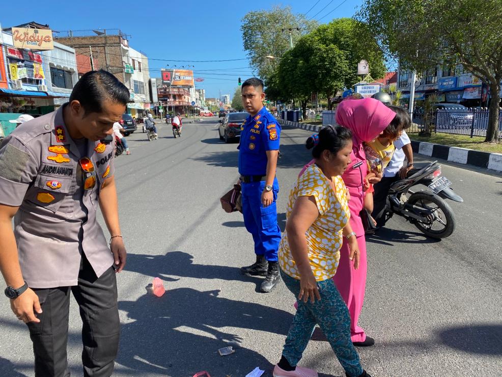Spontan Bantu Korban Kecelakaan, Kapolres Dumai dan Istri Dapat Pujian Masyarakat