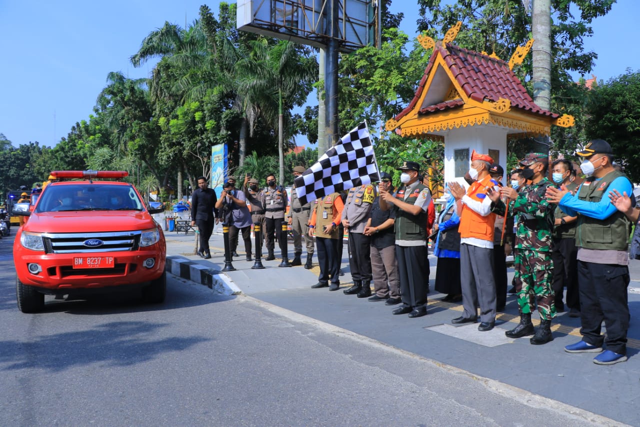 Satgas Covid-19 Semprot Disinfektan di Jalan Protokol Pekanbaru