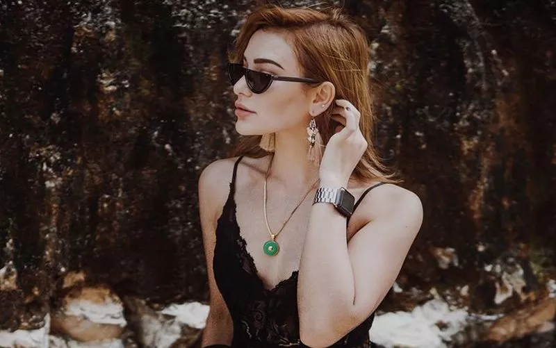 Kenakan Kemben Batik, Nora Alexandra Tampilkan Wajah Ayu