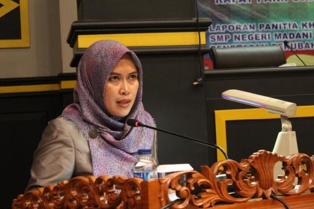 Desi : PKL Harus Dirangkul Dengan Baik