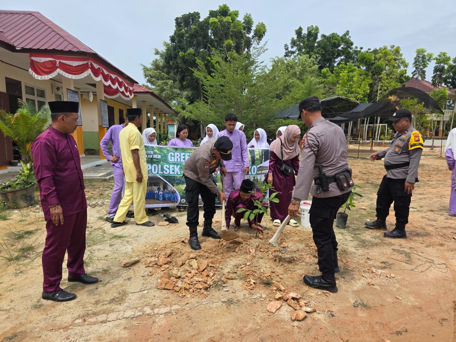 Dukung Program Kapolda Riau, Polsek Bangko Pusako Gelar Penanaman Pohon di SMAN 5