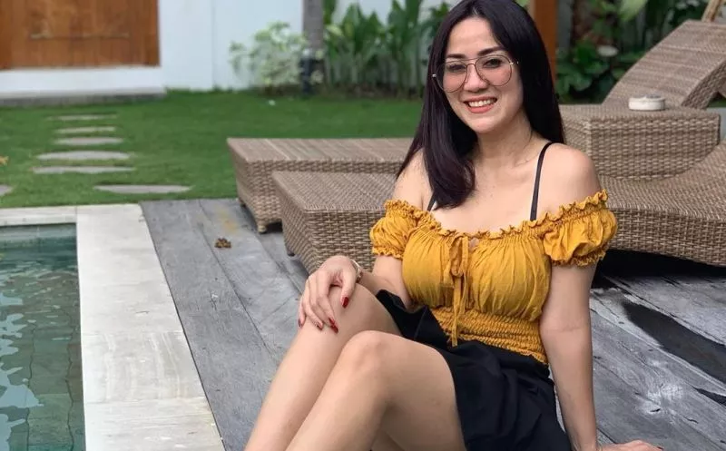 Tante Ernie Menggoda dengan Ini Yang Putih