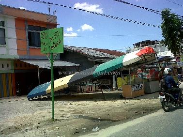 Knopi Roboh di Jalan Garuda Jadi Tontonan Warga