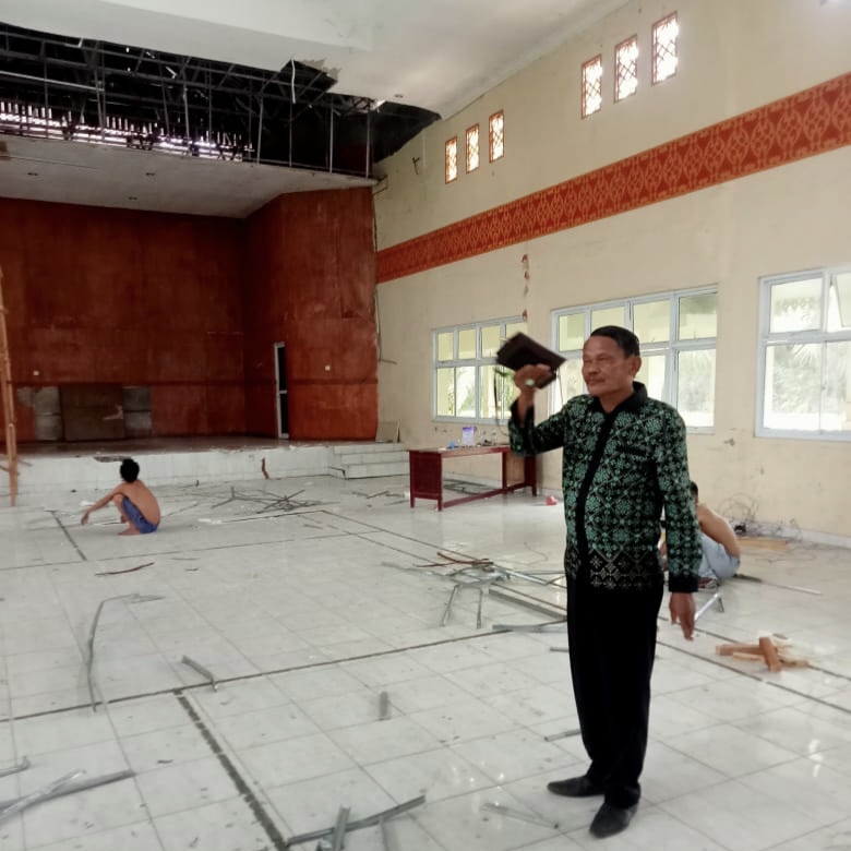 Setahun Terbengkalai, Sumardi Kail Tancap Gas Renovasi Gedung Serbaguna Inuman