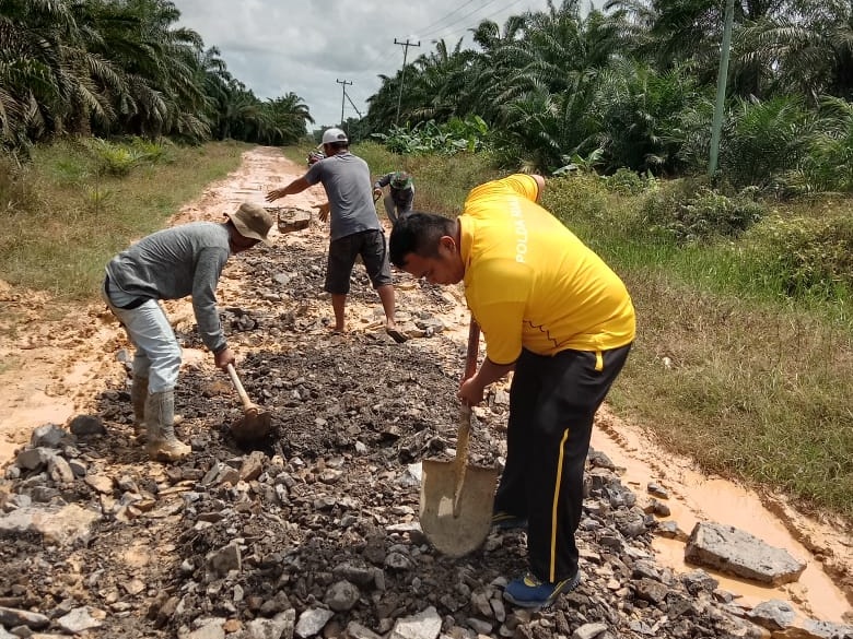 Polsek Rimba Melintang dan Warga Gotong Royong Perbaiki Jalan Penghubung yang Rusak
