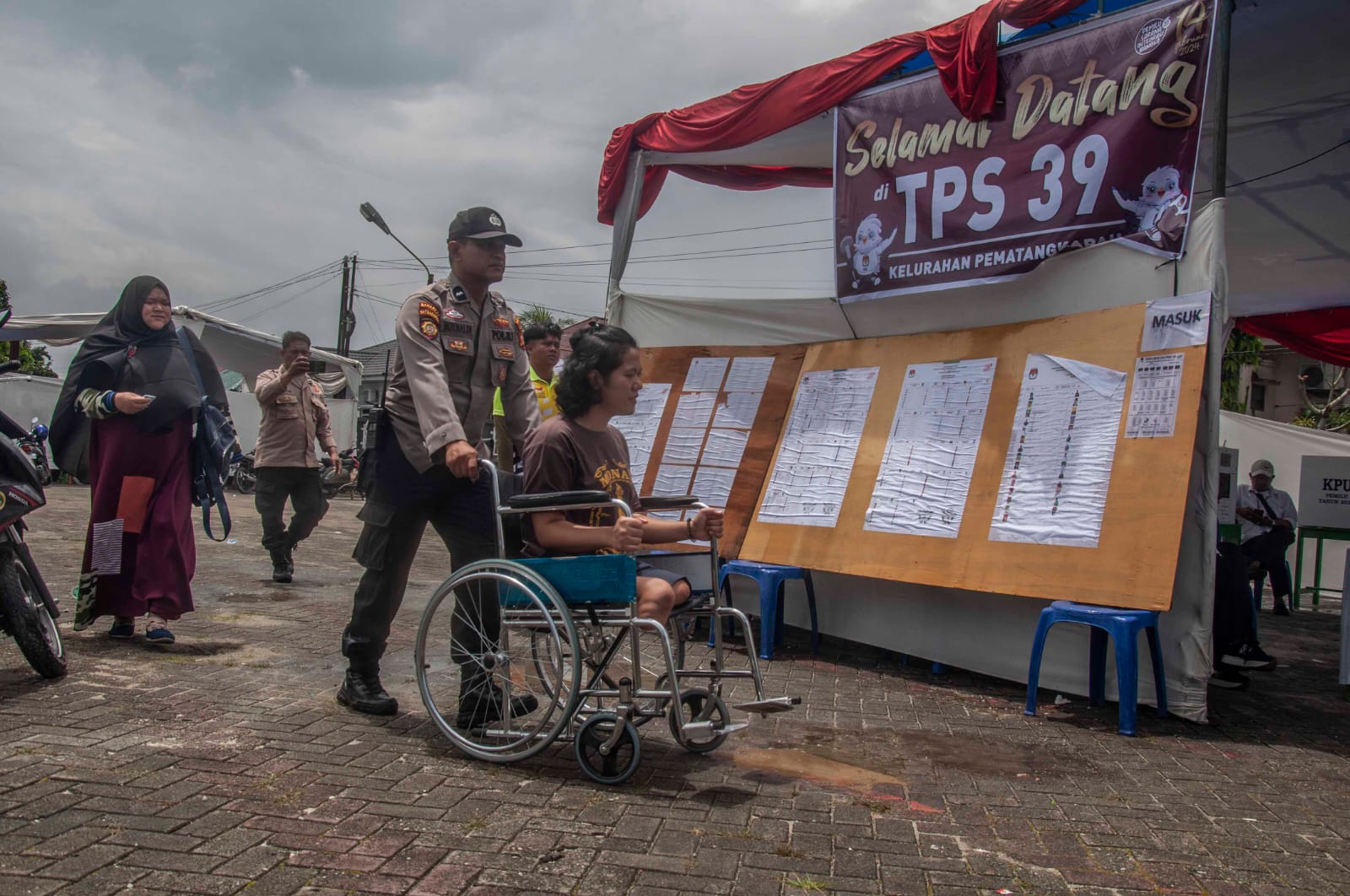 Potret Polisi Fasilitasi Penyandang Disabilitas untuk Berpartisipasi dalam Pemilu 2024