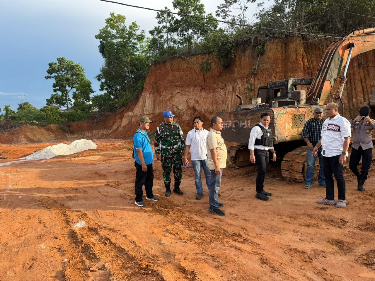 TNI-Polri di Kampar Temukan Excavator Tak Bertuan di Galian C Ilegal