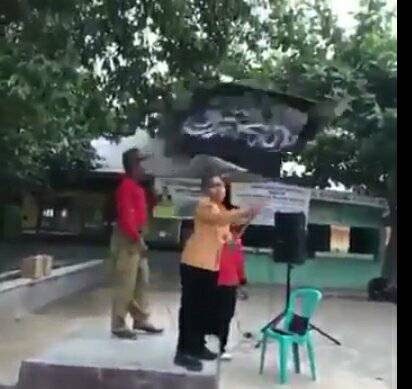 Pengibar Bendera Bertulisan Lailahaillallah Ternyata Syekh Rasyid, Ini Jawaban Pihak Sekolah