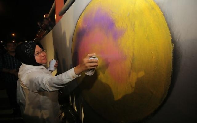 Risma cabut izin tempat karaoke penyedia layanan striptis