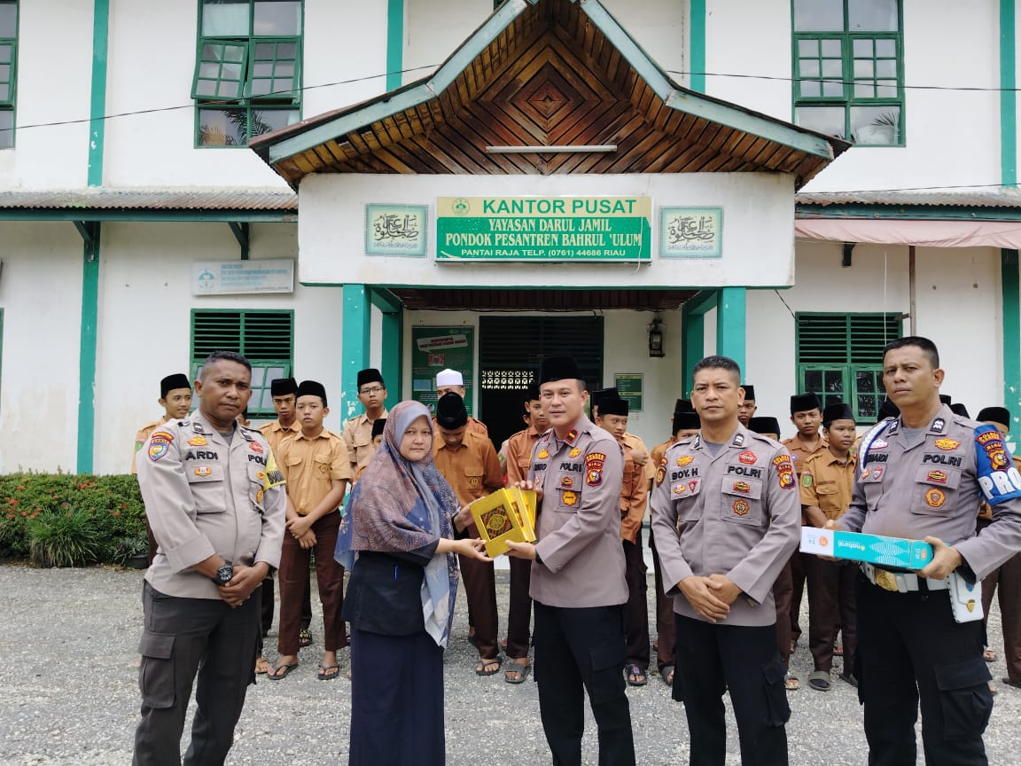 Ipda Riko Rizki Masri Gencar Cooling System Pemilu Damai 2024 di Pesantren Bahrul Ulum