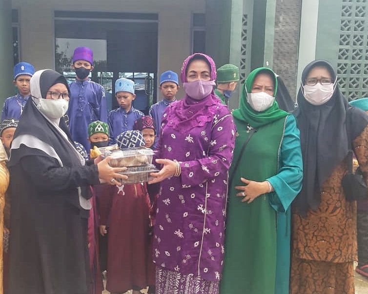 Jumat Berbagi, Hj Misnarni Serahkan Mushaf untuk Para Santri