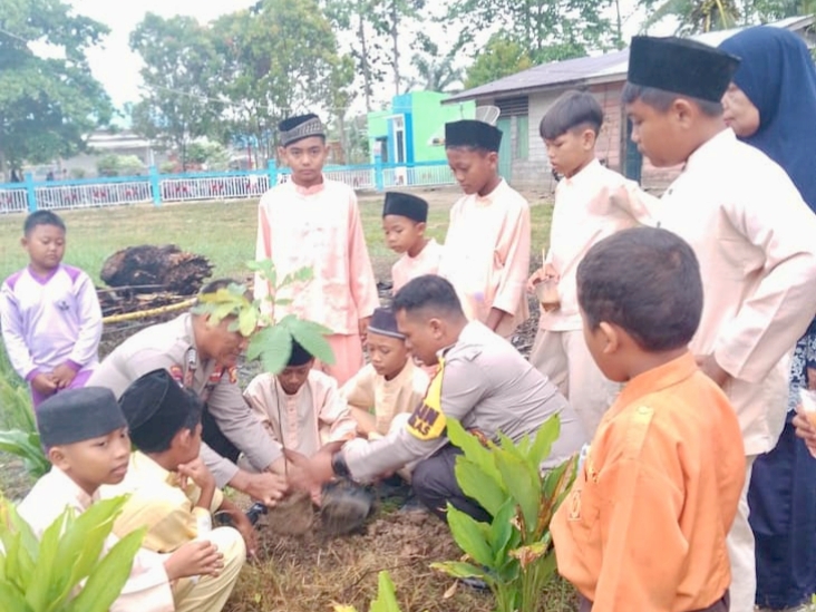 Polsek Rimba Melintang Tanam 40 Pohon di SDN 10 Karya Mukti, Dukung Program Kapolda Riau