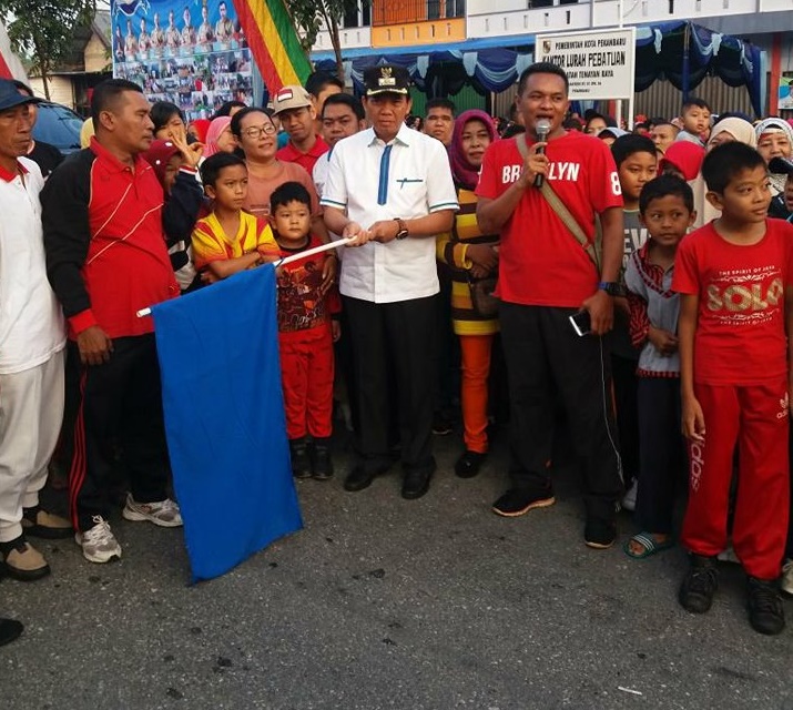 Warga Tenayan Raya Ikuti Jalan Sehat HUT I Kelurahan Pebatuan