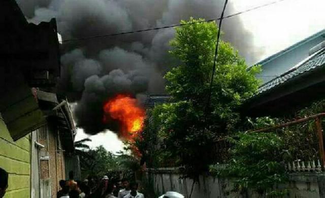 Jago Merah Lahap Dua Petak Rumah