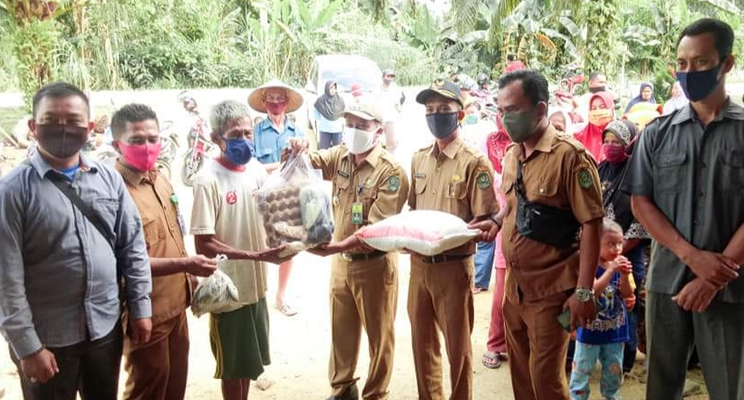 Salurkan Sembako BSP, Camat Bungaraya Kampanyekan Pentingnya Hidup Sehat di Masa Pandemi COVID-19
