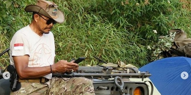 Lihat Potret Sangar Pensiunan Jenderal Polri, Sebrangi Sungai Ditemani Burung Elang