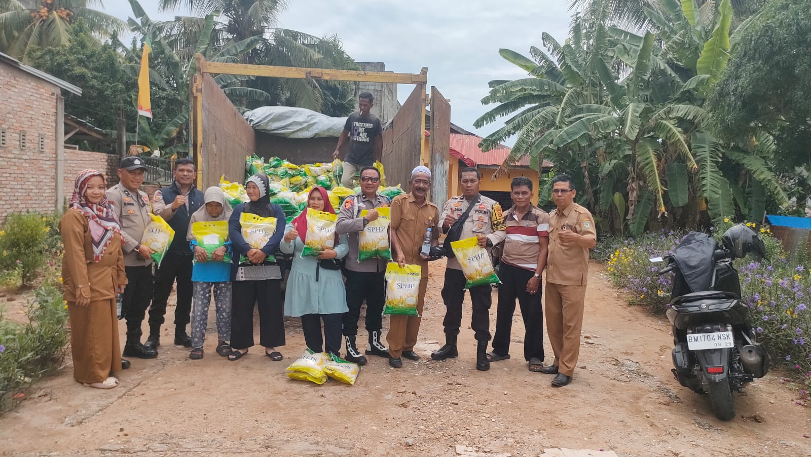 Polres Rokan Hilir Gelar Pasar Murah, Salurkan 8 Ton Beras di Rimba Melintang