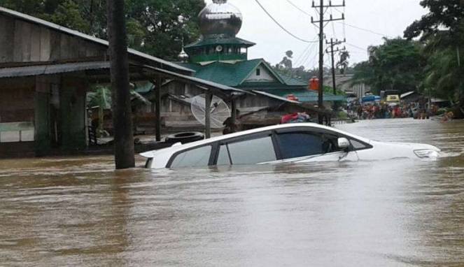 Terjang Banjir Tinggi, Buka Kaca Mobil dan Lepas Seatbelt