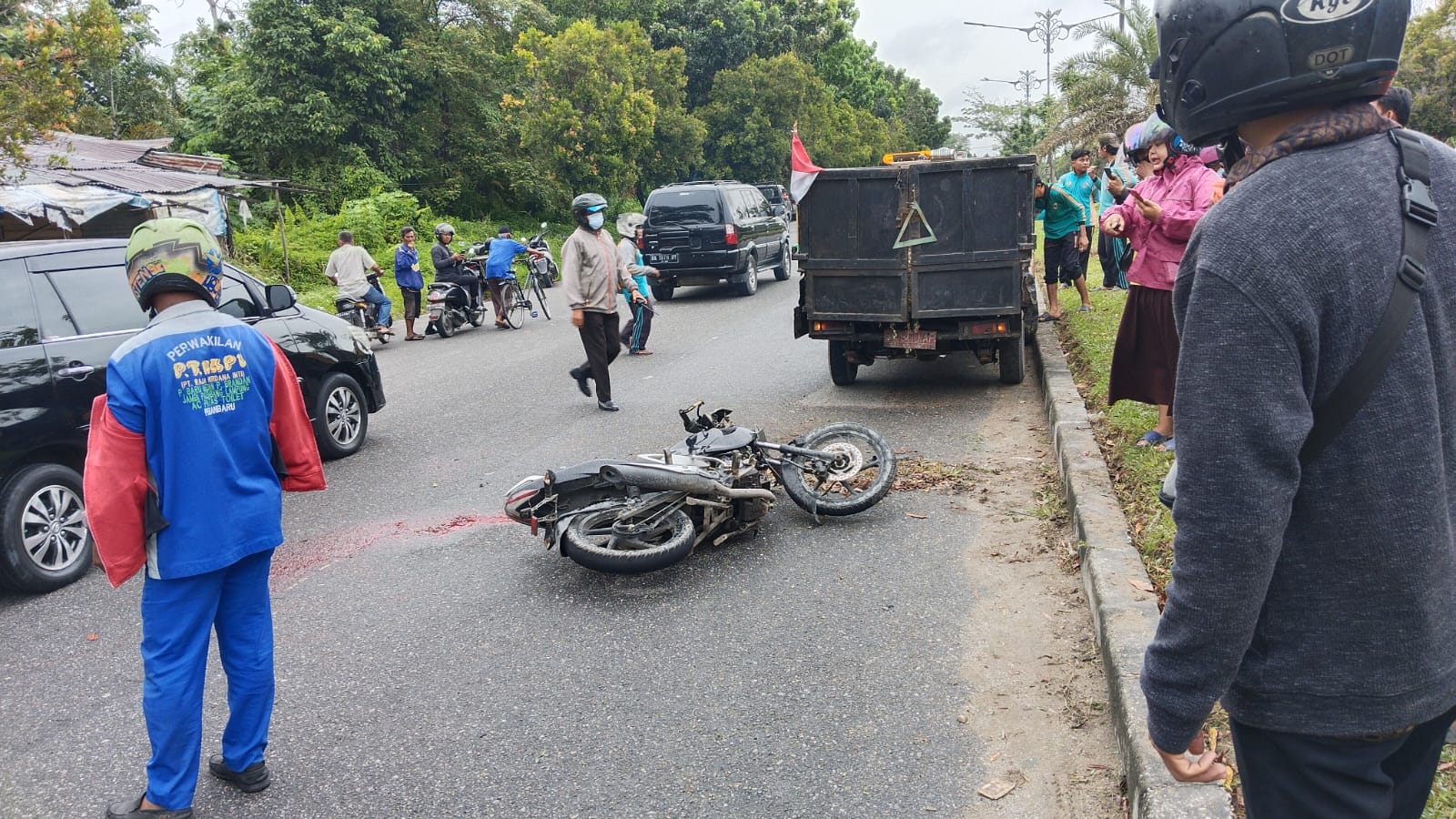 Luka Berat di Kepala, Polisi Beberkan Kronologi Pemotor Hantam Mobil Kebersihan
