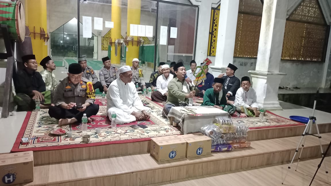 Demi Pemilu Damai, Kapolsek Lirik Ikuti Wayang Kulit Semalam Suntuk