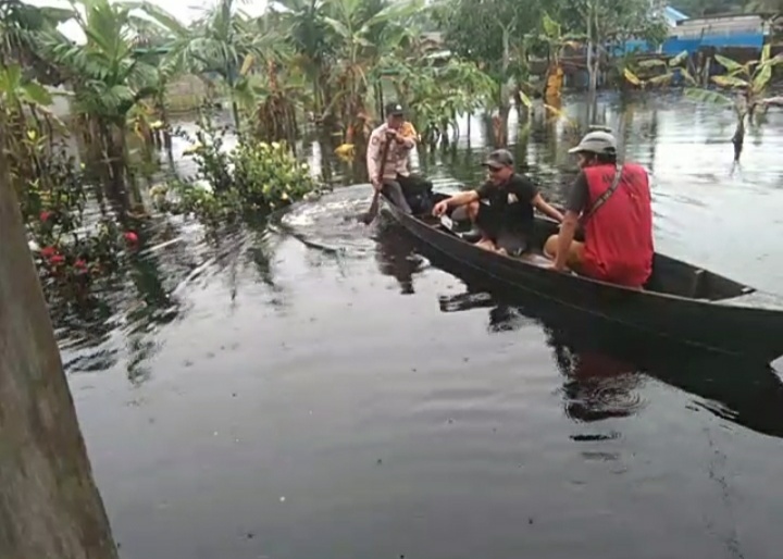 Babinkamtibmas Teluk Merbau Sosialisasikan Pemilu Damai dengan Sampan Kayu