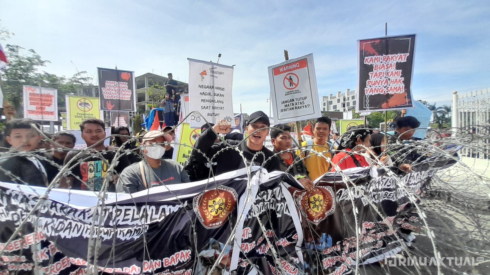 Massa Ancam Dobrak Kantor Gubernur Riau