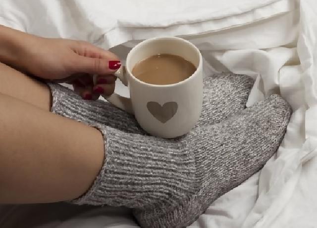 Pakai Kaos Kaki Saat Tidur, Bikin Cepat Ngantuk dan Seks Lebih Nikmat