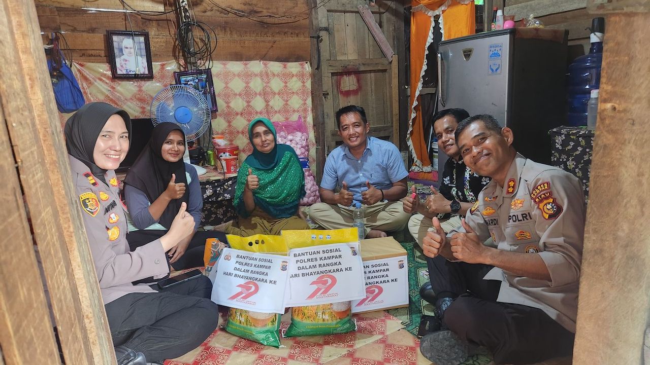 Peringati Hari Bhayangkara ke-79, Polres Kampar Beri Bantuan Sosial untuk Warga Kurang Mampu di Desa Ranah