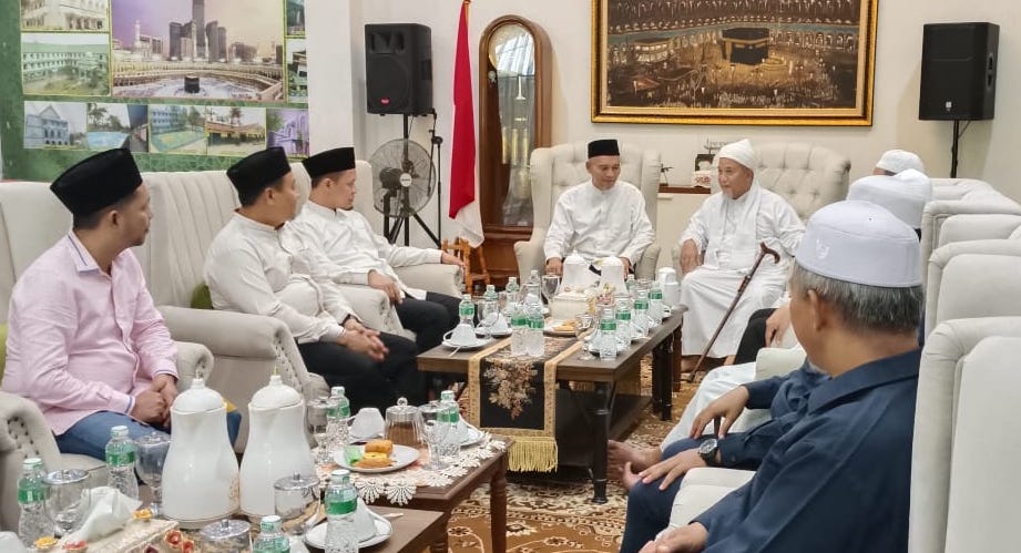 Agung Nugroho-Markarius Anwar Sambangi Tuan Guru Ismail Royan