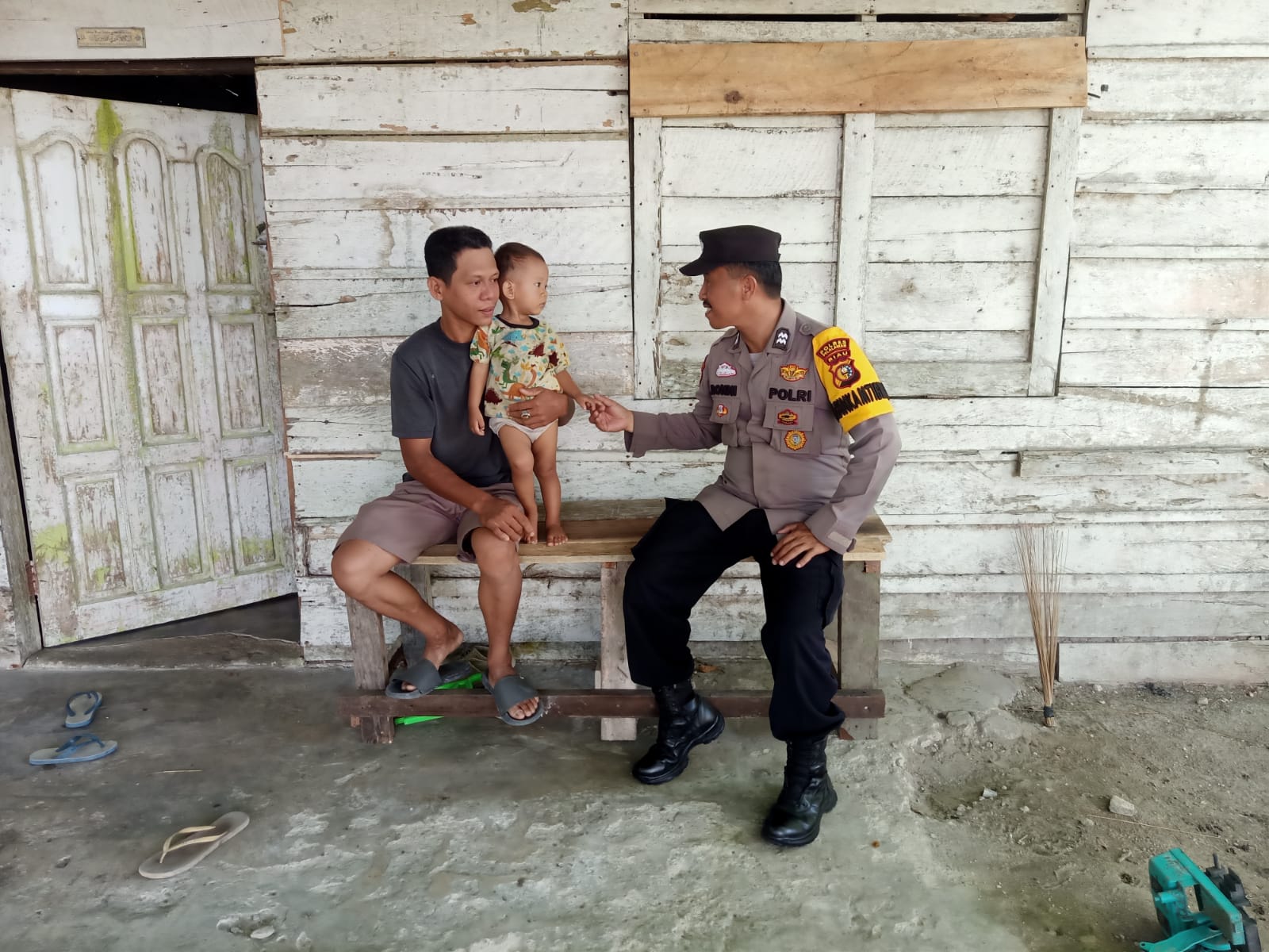 Polsek Pangkalan Kuras Sambangi Warga Sampaikan Pesan Pilkada Damai