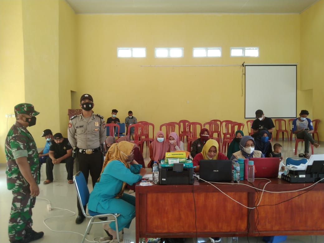 Polsek Ukui Monitor Vaksinasi Massal di  Gedung Serba Guna Ukui
