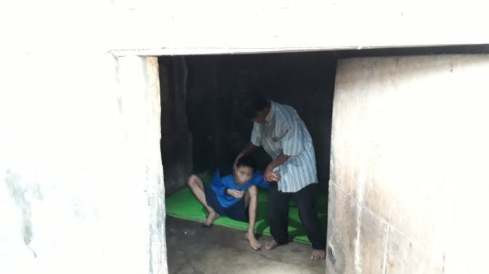 Kisah Eno, Kerja Serabutan Berharap Anaknya Pengidap Gangguan Mental Bisa Diobati