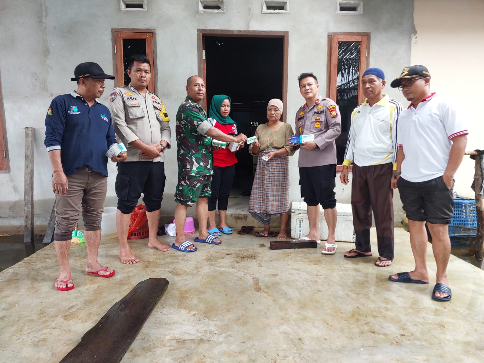 Polsek Perhentian Raja Gandeng TNI Imbau Pemilu Damai di Lokasi Banjir
