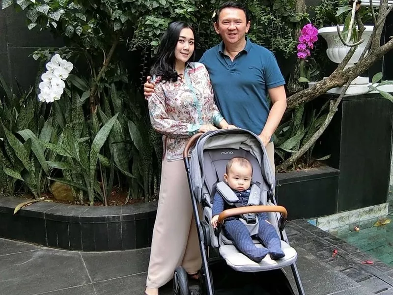 Lihat Gaya Puput Istri Ahok Ngasuh Baby Yosafat, Sepatu Rp13,7 Juta Curi Perhatian