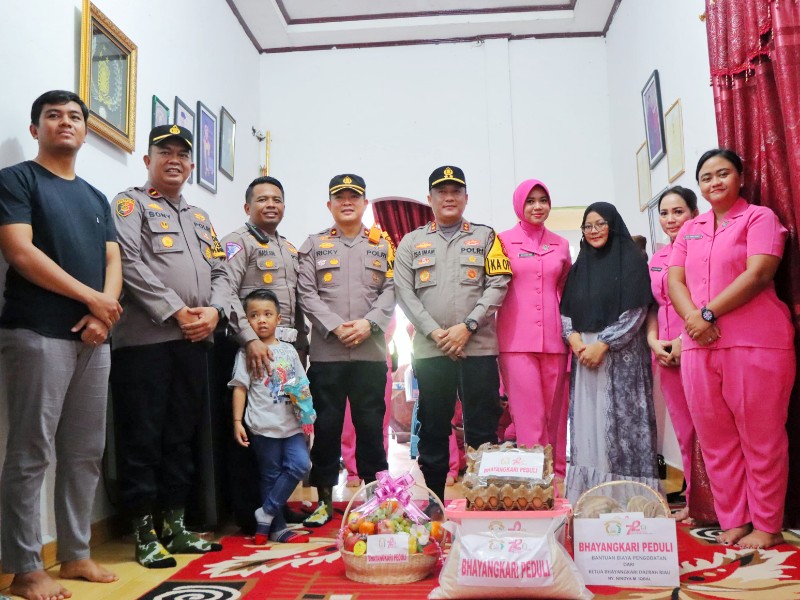 Kapolres Rokan Hilir Bersama Bhayangkari Gelar Baksos untuk Pilkada Damai di Kecamatan TPTM