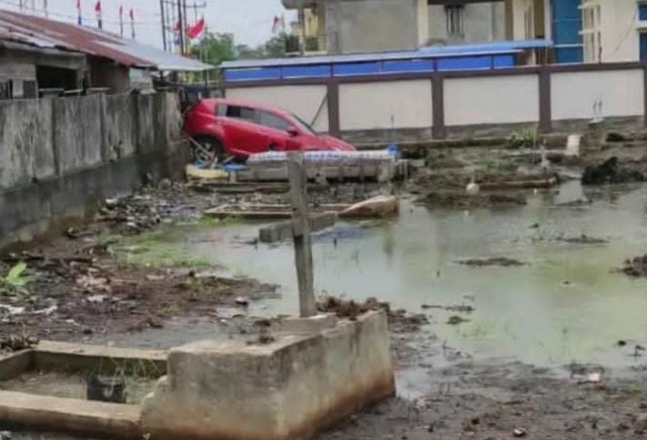 Mobil Oprasional PDIP di Meranti Kecelakaan, Nyangkut di Pagar Kuburan